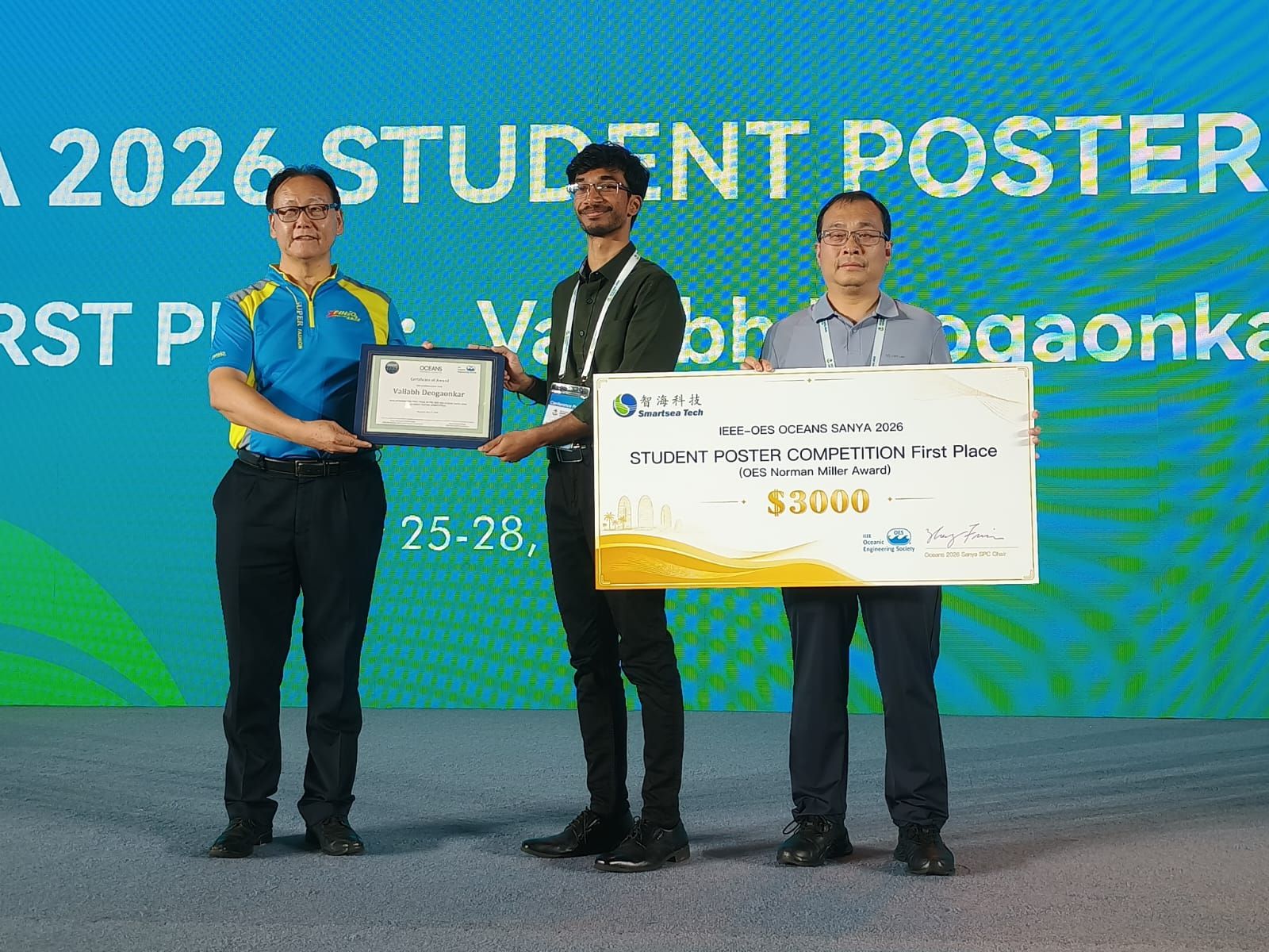 Vallabh receiving the best student poster presentation prize